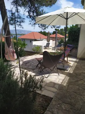 Vrt u objektu Cozy Jelsa apartment in the shade of the pines.