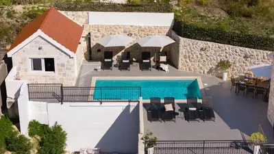 Bazen u objektu Villa KING with private pool with hydromassage, 4 bedrooms, 3km from sea and town Omiš ili u blizini