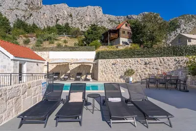 Pogled na planine ili pogled na planine iz vila