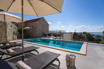 Bazen u objektu Villa KING with private pool with hydromassage, 4 bedrooms, 3km from sea and town Omiš ili u blizini