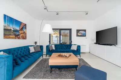 TV i/ili zabavni centar u objektu Seaview Villa Nautique, a 3-bedroom villa with a 32 sqm heated private pool and a Whirlpool