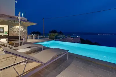 Bazen u objektu Seaview Villa Nautique, a 3-bedroom villa with a 32 sqm heated private pool and a Whirlpool ili u blizini