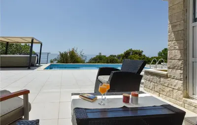 Bazen u objektu Awesome Home In Makarska ili u blizini