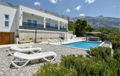 Bazen u objektu Awesome Home In Makarska ili u blizini