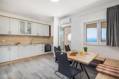 Kuhinja ili čajna kuhinja u objektu Apartments Morena