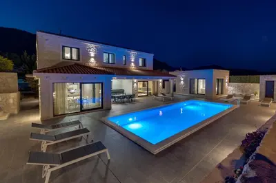 Bazen u objektu Stylish Villa Neven with 44sqm heated private pool, 4 en-suite bedrooms, 2 living and dining areas, wine cellar ili u blizini