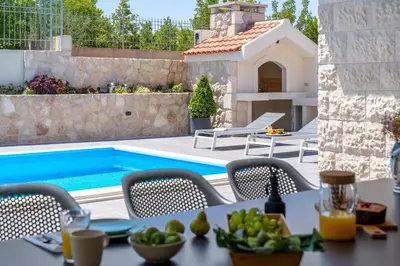 Bazen u objektu Stylish Villa Neven with 44sqm heated private pool, 4 en-suite bedrooms, 2 living and dining areas, wine cellar ili u blizini