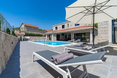Bazen u objektu Stylish Villa Neven with 44sqm heated private pool, 4 en-suite bedrooms, 2 living and dining areas, wine cellar ili u blizini