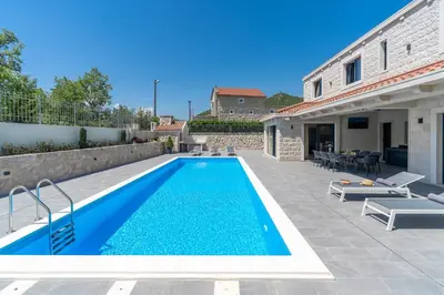 Bazen u objektu Stylish Villa Neven with 44sqm heated private pool, 4 en-suite bedrooms, 2 living and dining areas, wine cellar ili u blizini