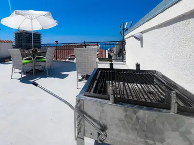Oprema za roštilj dostupna gostima apartmana