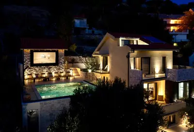 Bazen u objektu Luxauthentic villa with heated pool SALT STONE - sauna, jacuzzi, gym, outdoor kitchen with bbq ili u blizini