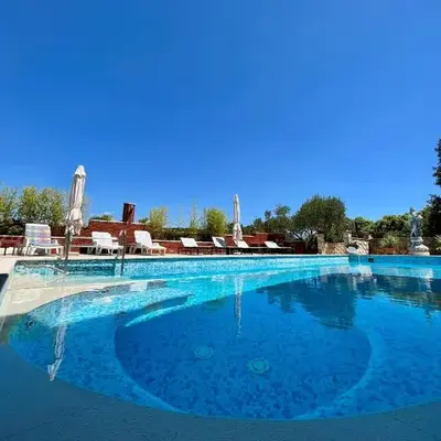 Apartment with swimming pool