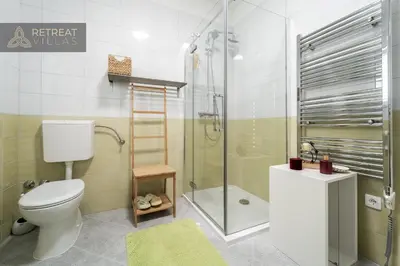 Kupaonica u objektu Villa Eleona with private pool and garden
