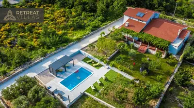 Bazen u objektu Villa Eleona with private pool and garden ili u blizini