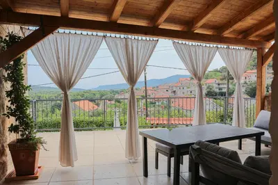 Pogled na planine ili pogled na planine iz vikendica