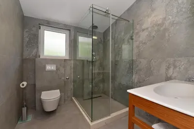 Kupaonica u objektu Villa Sophia with private swimming pool near the beach!
