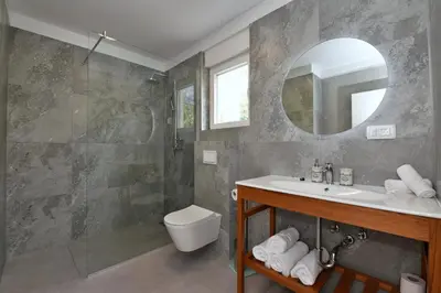 Kupaonica u objektu Villa Sophia with private swimming pool near the beach!