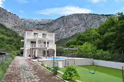Pogled na planine ili pogled na planine iz vila