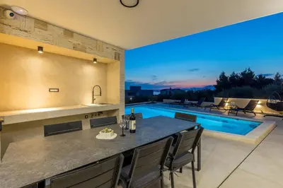 Bazen u objektu Luxury Villa RoMa 1 ,with heated saltwater pool, parking, high speed Internet, BBQ, ili u blizini