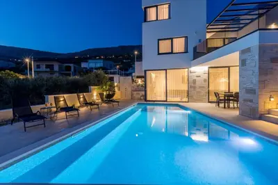 Bazen u objektu Luxury Villa RoMa 1 ,with heated saltwater pool, parking, high speed Internet, BBQ, ili u blizini