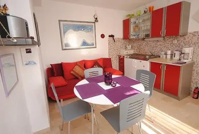 Kuhinja ili čajna kuhinja u objektu Antique apartment in the center of Brela
