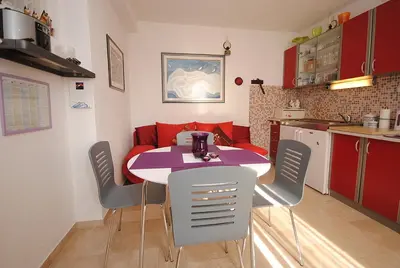 Kuhinja ili čajna kuhinja u objektu Antique apartment in the center of Brela