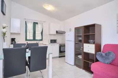 Kuhinja ili čajna kuhinja u objektu House Roza