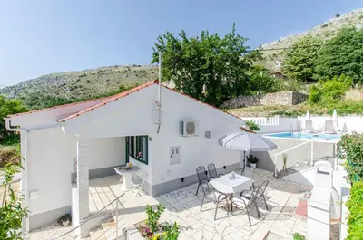 Pogled na planine ili pogled na planine iz vikendica
