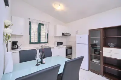 Kuhinja ili čajna kuhinja u objektu House Roza