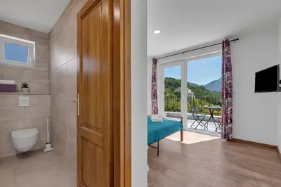 TV i/ili zabavni centar u objektu Charming holiday home Dolac in rural area with pool
