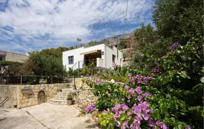 Vrt u objektu Beautiful Home In Marusici Omis With Wifi