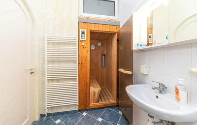 Kupaonica u objektu Luksuzna villa sa privatnim unutarnjim bazenom Villa Garden
