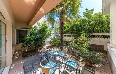 Vrt u objektu Luksuzna villa sa privatnim unutarnjim bazenom Villa Garden