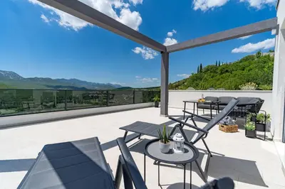 Pogled na planine ili pogled na planine iz vila