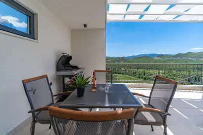 Pogled na planine ili pogled na planine iz vila
