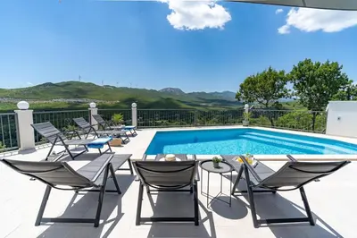 Pogled na planine ili pogled na planine iz vila