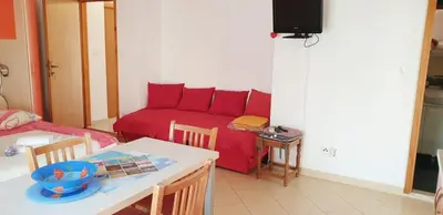 TV i/ili zabavni centar u objektu Red Sunset