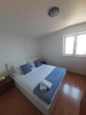 Krevet ili kreveti u jedinici u objektu Lovely 2-bed apartment with balcony/free parking.