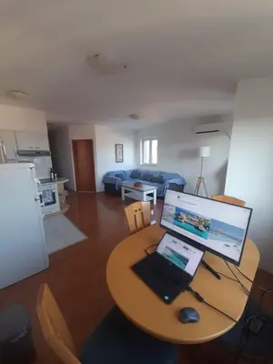 Kuhinja ili čajna kuhinja u objektu Lovely 2-bed apartment with balcony/free parking.