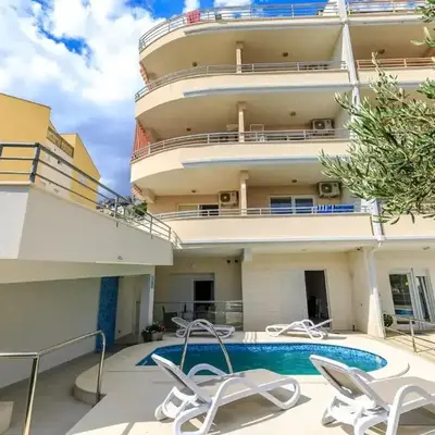 Family-friendly apartments with swimming pool Brela