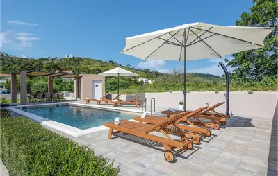 Bazen u objektu Stunning Home In Tugare ili u blizini