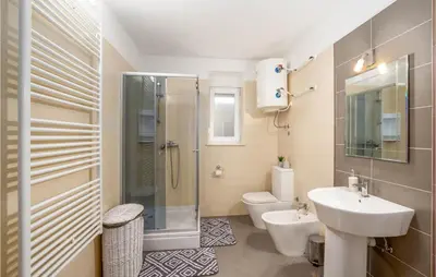 Kupaonica u objektu Stunning Home In Tugare