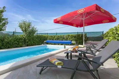 Bazen u objektu Family friendly house with a swimming pool Gornje Sitno, Split - 20009 ili u blizini