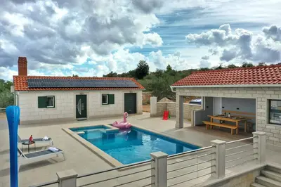 Bazen u objektu Villa LONGO ili u blizini