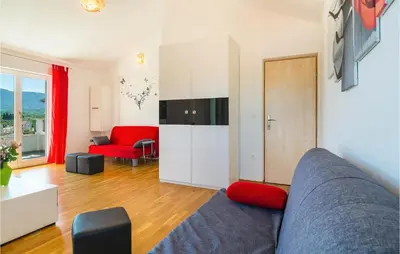 TV i/ili zabavni centar u objektu 4 Bedroom Cozy Apartment In Vrboska