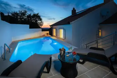 Bazen u objektu Family friendly house with a swimming pool Nerezisca, Brac - 20132 ili u blizini