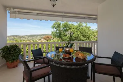 Balkon ili terasa u objektu Family friendly house with a swimming pool Nerezisca, Brac - 20132
