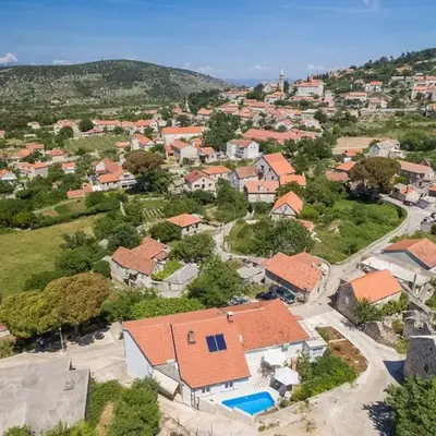 Family friendly house with a swimming pool Nerezisca