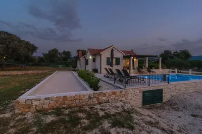 Bazen u objektu House Blato ili u blizini