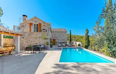 Bazen u objektu Villa Ani! Traditional and luxurious 4-bedroom villa with heated pool and sea views ili u blizini